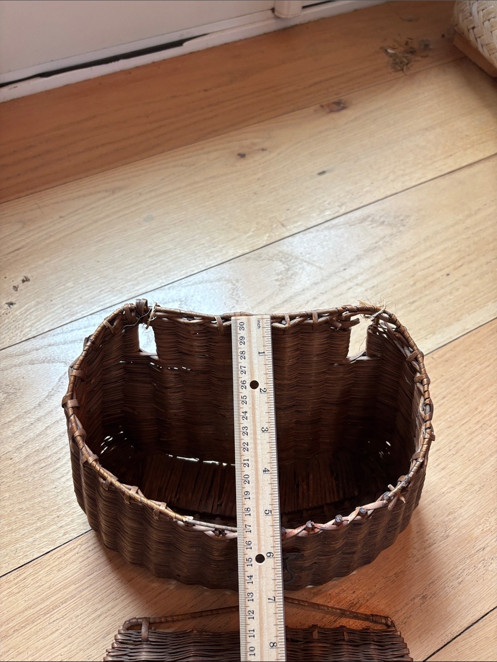 Vtg Handwoven Fishing Creel Basket
Primitive Wicker Creel Rustic Cabin Decor - Picture 8 of 10